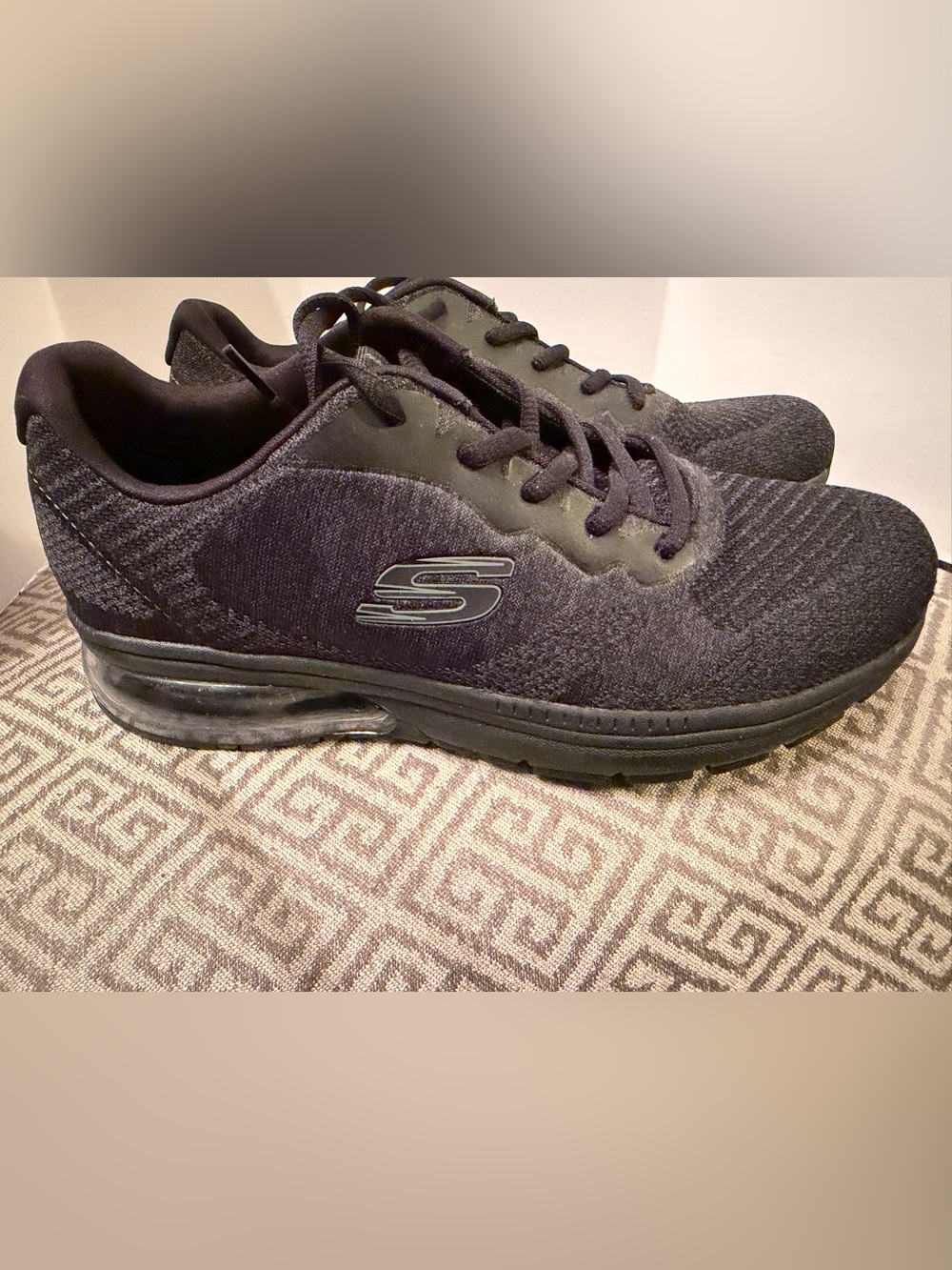 Skechers Arch Fit Women’s Sz 9 Black Knit Slip-Resistant Sneakers. Memory Foam.